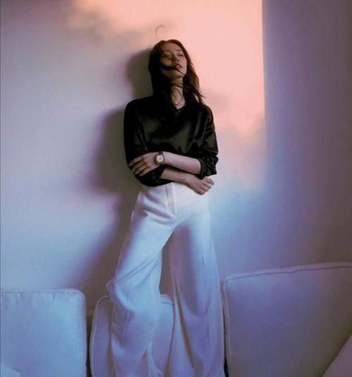 奔五的女人，穿衣不要太繁琐！初冬学会这样搭，越简单越高级