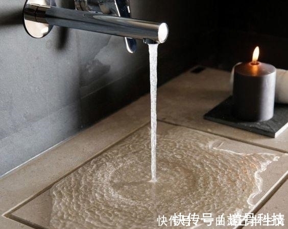 水龙头|这家人太聪明了,洗手台空无一物,排水全靠1条缝,太赞了