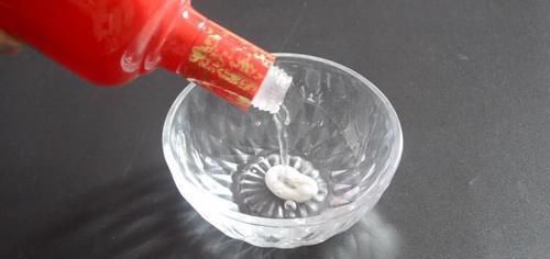 擦玻璃别用水了,教你用一秘招,擦完的玻璃光亮如新,方法太棒了