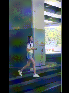 |幽默段子:第一次来男孩家,却把凳子坐烂了,中午饭看来不能吃了