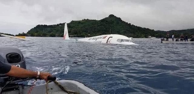 海域,隨即立即前往墜機現場展開救援,在飛機墜湖位置附近划船的人也