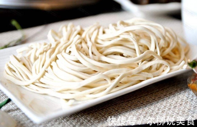 做手擀面时，和面要多加“2个料”，面条筋道不易断，爽滑不粘连