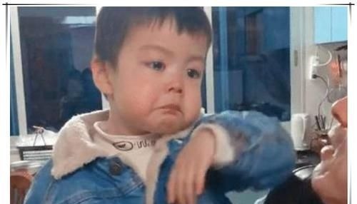 小宝|“吃醋宝宝”走红,只因妈妈多抱了一会姐姐,网友太委屈