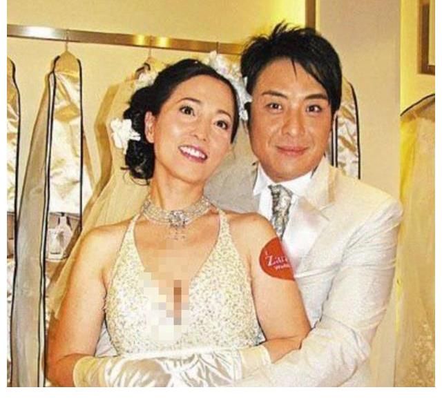 社交平臺(tái)|“石榴姐”現(xiàn)身鄉(xiāng)村務(wù)農(nóng)，墻上滿是煙灰污垢，身價(jià)過(guò)億生活仍節(jié)儉