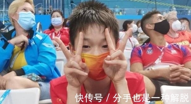奥运冠军|全红婵管晨辰偶遇,比心合影众人围观!两个奥运冠军,梦幻联动