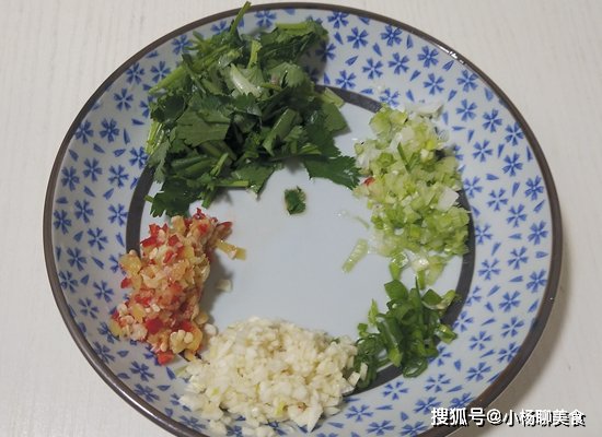 香菜|腐竹别再炒着吃了，这样做营养丰富，还香辣下饭，一次吃两碗饭