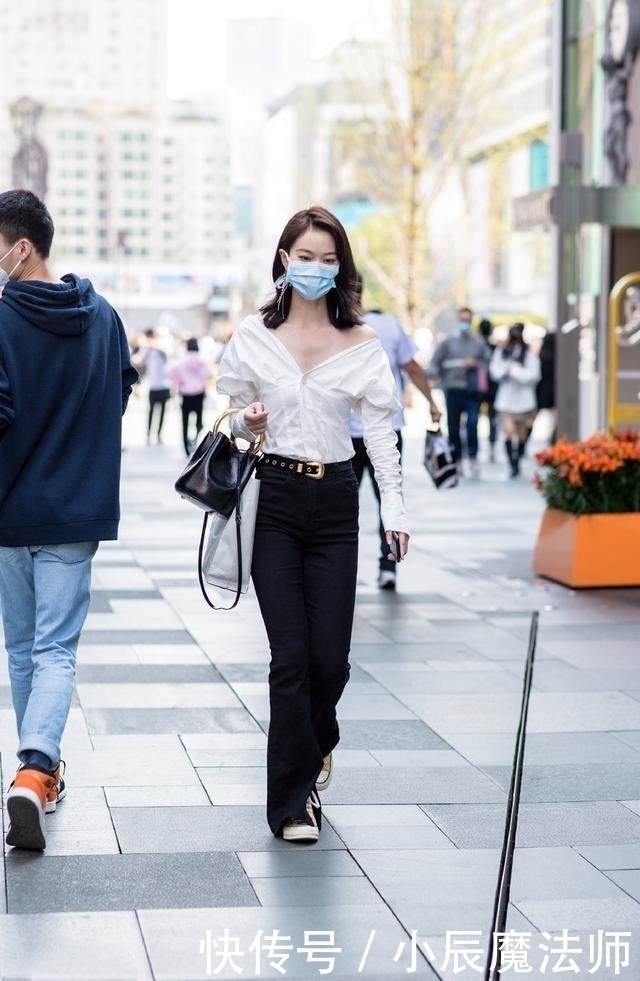 牛仔|路人街拍,短款的牛仔短裤搭配短款的上衣,显瘦又显高