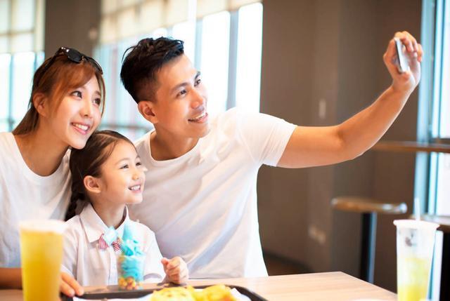 沉默|“生男生女”都一样20年后差别就出来了，儿女双全的父母沉默了