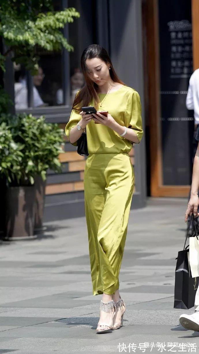 包臀裙 小姐姐脚上一双红色高跟鞋的加持，可以彰显出性感的穿搭路线