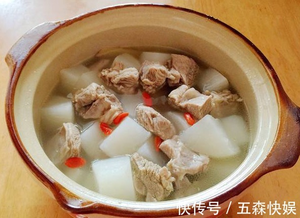膻味|冬天要常吃羊肉，炖羊肉时，别放太多料，3样就够了，汤鲜无膻味