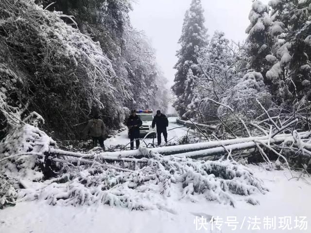 风雪|风雪返程路，鹤峰公安冒雪战斗护平安