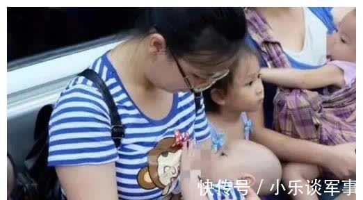 喂奶|宝妈公交上掀衣喂母乳,被大爷大骂没素质,宝妈回怼引乘客称赞