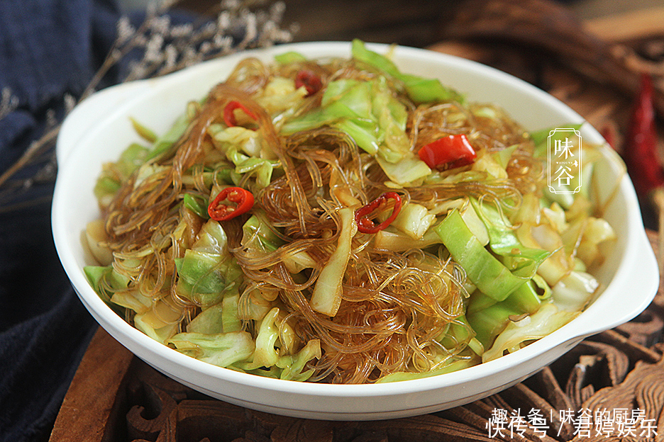 此菜富含天然叶酸,准妈妈要多吃,和粉丝一起炒,香脆可口吃着香