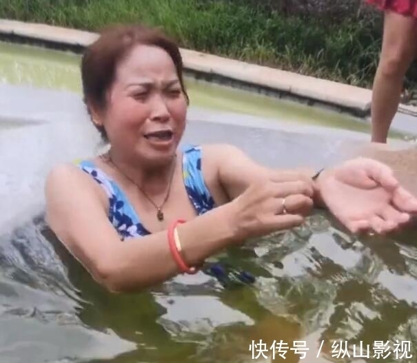 温泉|成都:大妈泡温泉想炫耀老公送的铂金项链,结果刚下水,就变黑了