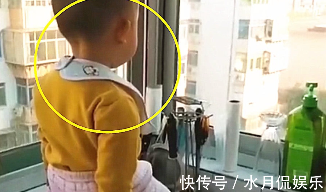 妈妈|小儿子坐阳台一上午了，喊他吃饭都不吃，妈妈走近一看，直接笑喷