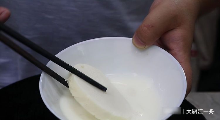 炸馒头片|炸馒头片不要直接裹蛋液，多加1步，馒头片外酥里嫩，吃着不油腻
