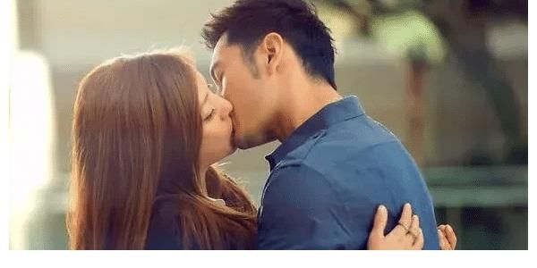 小燕子|有一次，主持人问黄晓明：赵薇和杨颖同时掉水里，你先救谁