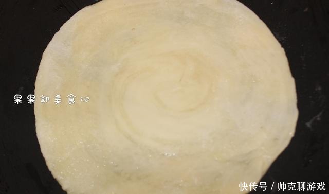 烙饼时,有人烫面,有人抹油,其实都不对,大厨教你正确做法