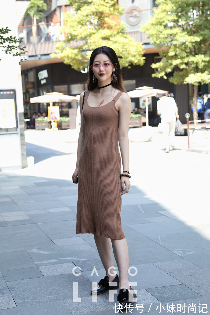 街拍 成都街拍,休闲牛仔裤搭配红黑格子衬衫,简约随意又百搭