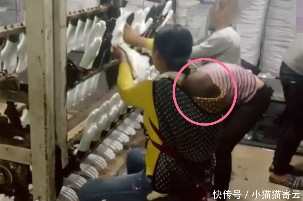 孩子|粗心妈妈自顾打电话，看到后背小宝贝，经人提醒后心里不是滋味