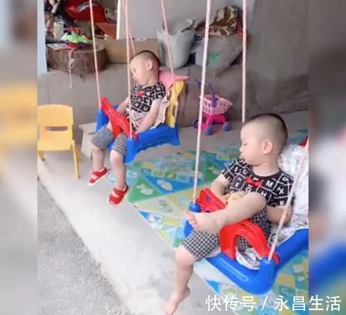 哄睡神器|院子里的“哄睡神器”火了,双胞胎兄弟睡得真香,网友挺会享受
