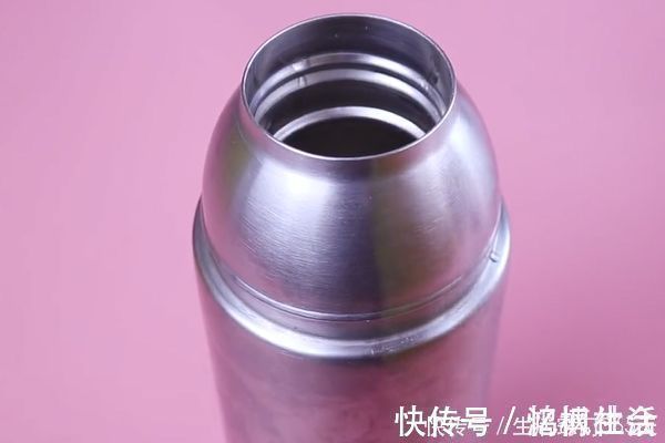 保温杯太深不好清洗？教你一招，不用一滴洗涤剂，茶垢污渍全洗净