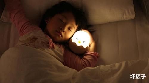 孩子晚上睡觉不能开着灯,而应该让他勇敢面对黑暗!