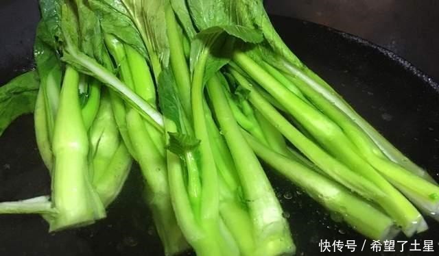 口感滑嫩的蒜蓉芥兰，搭配老干妈清甜脆爽，下饭首选