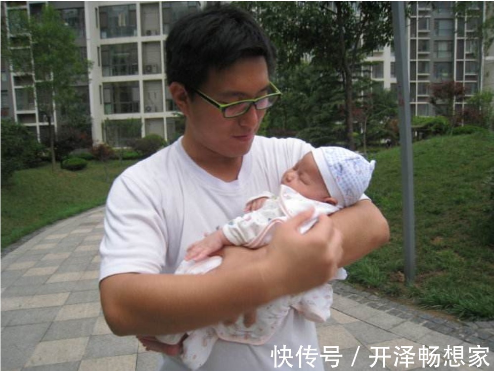 宝爸|爸爸第一次抱娃,小心翼翼的样子笑翻网友谁来帮帮我