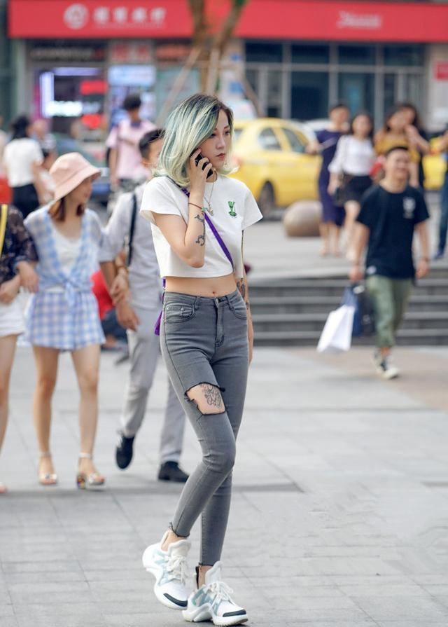 魅力|街拍身材娇小的美女,水汪汪的大眼睛很显魅力