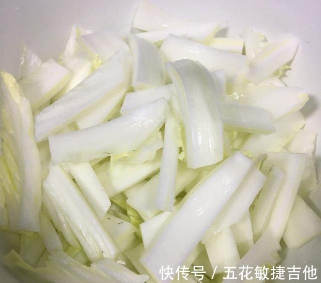 豆豉油渣炒白菜,咸香下饭,简单快手菜~!