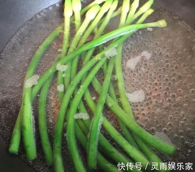 撕成条就上桌,口感清新爽口,过年宴客准备这凉拌菜,比拍黄瓜好