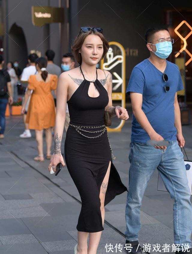 高跟鞋 一件黑色的设计感连衣裙搭配水晶高跟鞋,气场强大,高雅有气质!