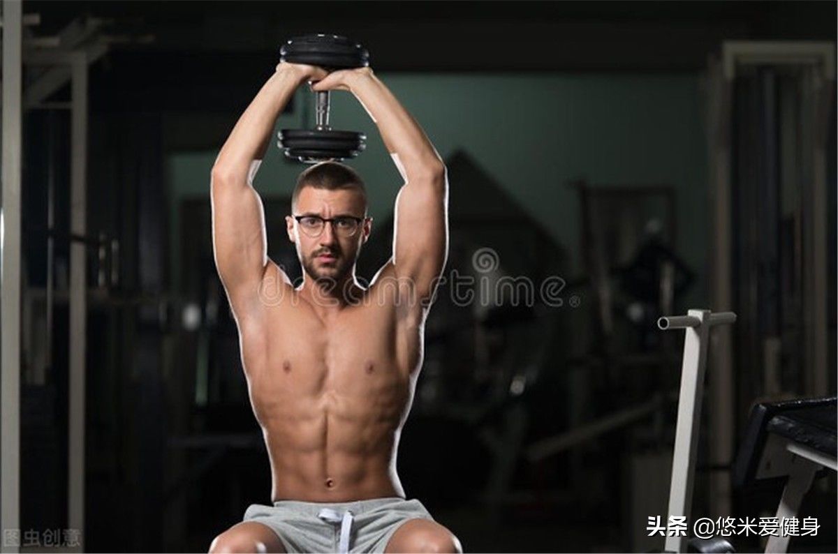 手臂|哑铃初学者的锻炼方法，学会5个动作，有效提升肌肉力量