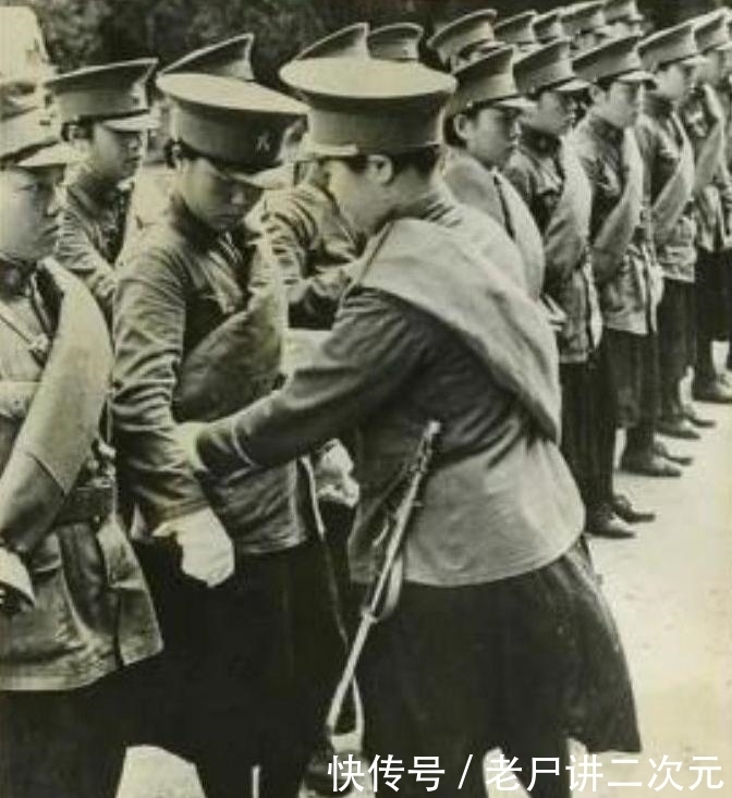 抗日战争|抗日战争中,中国女兵为什么身上都绑着一个又圆又粗的东西?
