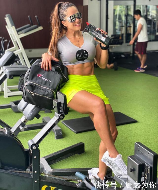 杠铃|哥伦比亚健身模特45岁依然保持着完美身材,与儿子合照更像姐弟