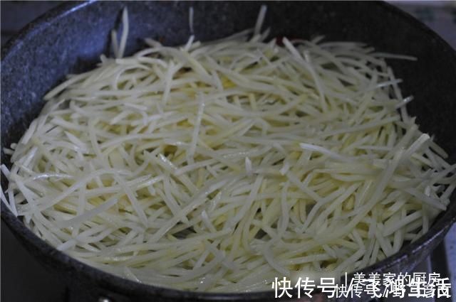 爽脆|炒土豆丝，别再焯水了！一步错步步错，难怪口感不爽脆，还粘锅！