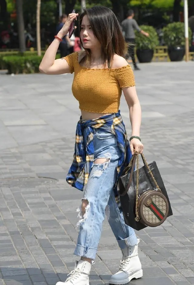 宽松 破洞阔腿裤穿出潮流的美,配一字肩小衫简约靓丽又显轻熟的美