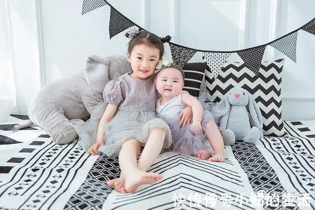 亲爱的|双胞胎姐姐抱双胞胎弟弟逛街,引路人围观:父母上辈子拯救了地球!