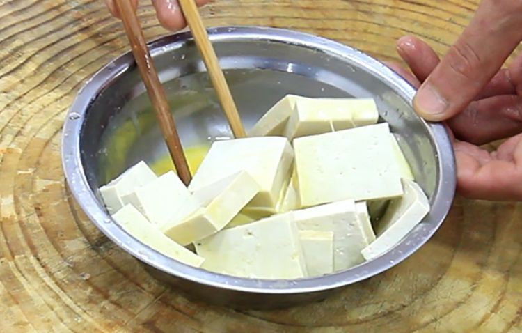 回锅豆腐怎么做鲜嫩又不破碎，厨师长教你小技巧，焦香鲜嫩又营养
