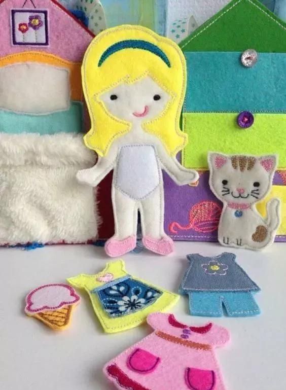 自制玩具熟练的妈妈用碎布给女儿做豪华的换装娃娃