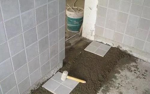 瓷砖|用这种方法贴卫生间瓷砖，入住后不渗水空鼓，太聪明了！