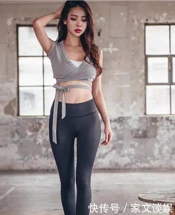 打底裤极具个性的时尚气息,展现女人完美的小蛮腰
