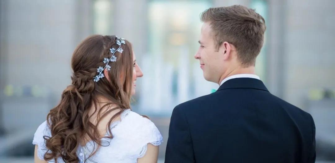 我带男朋友去参加姐妹的婚礼,他谁都不认识,却完全不尴尬