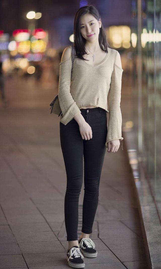 衬衫|小姐姐七分袖条纹衬衫，搭配黑色百褶裙，很好衬托出修长的美腿