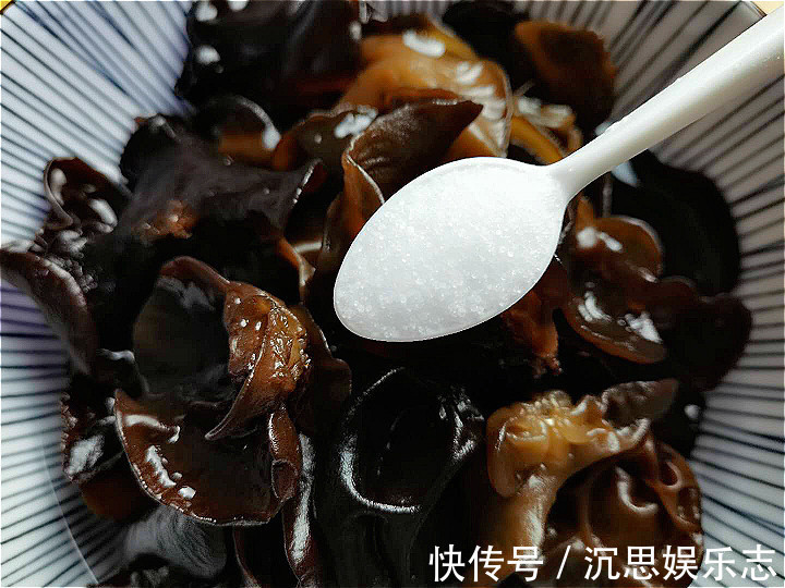 吃木耳，为何要焯水不焯水能吃吗一文读懂木耳的正确食用方法