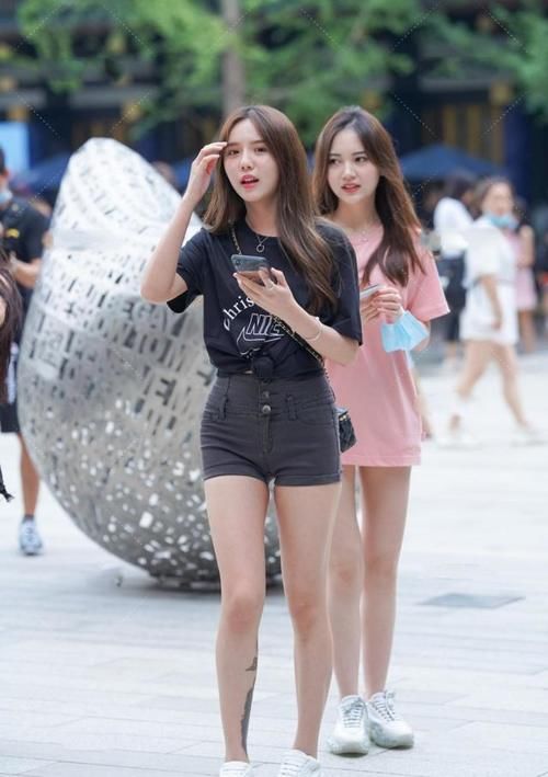 超可爱粉嫩大T恤穿搭，性感可爱，轻松减龄变少女