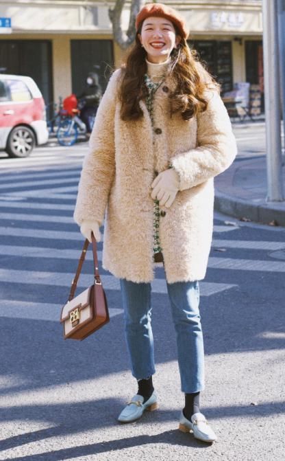 浅色系 今年流行穿“毛绒”外套,保暖时髦又减龄,随便穿穿都洋气