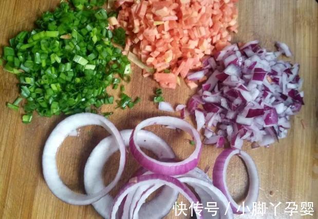 吃法|洋葱加鸡蛋煎成饼，能当早餐能当小吃，解锁新吃法，小朋友也喜欢