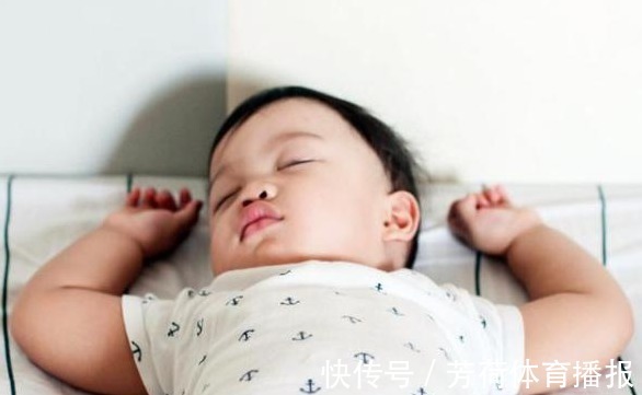 睡着|为什么宝宝睡着后坚持“投降”的动作?新手爸妈得知原因被暖到了